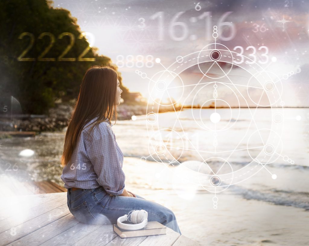 conceito-de-numerologia-abstrata-com-mulher-na-praia