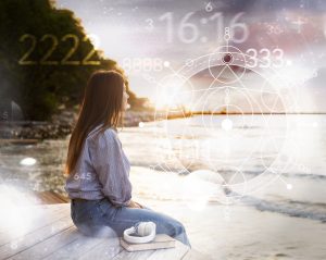 conceito-de-numerologia-abstrata-com-mulher-na-praia