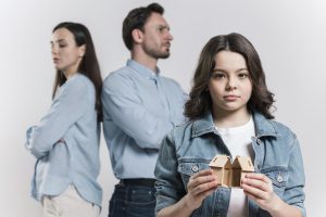 menina-de-vista-frontal-triste-para-separacao-de-familia