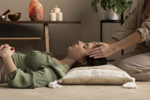 pessoa-realizando-terapia-de-reiki