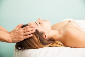 mulher fazendo terapia de reike